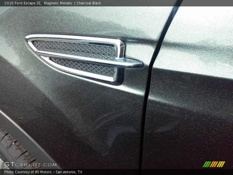 Magnetic Metallic / Charcoal Black 2016 Ford Escape SE