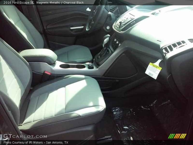 Magnetic Metallic / Charcoal Black 2016 Ford Escape SE