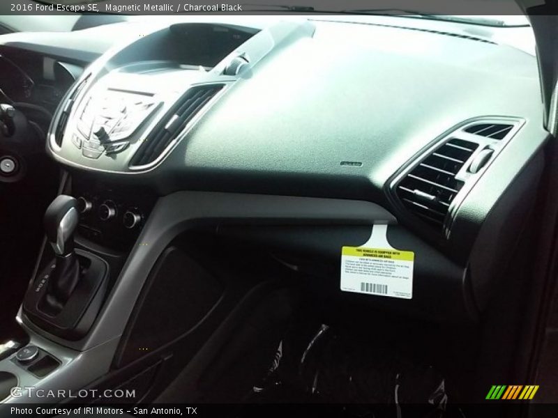 Magnetic Metallic / Charcoal Black 2016 Ford Escape SE