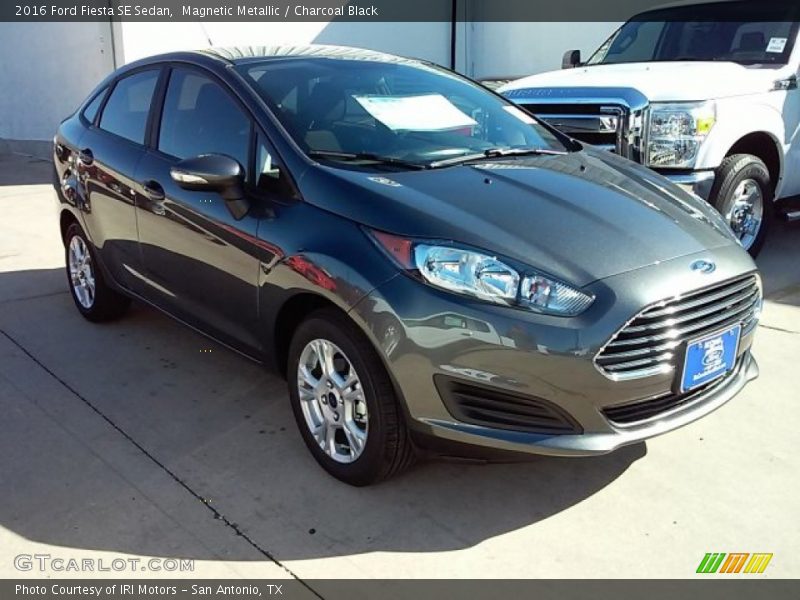 Magnetic Metallic / Charcoal Black 2016 Ford Fiesta SE Sedan