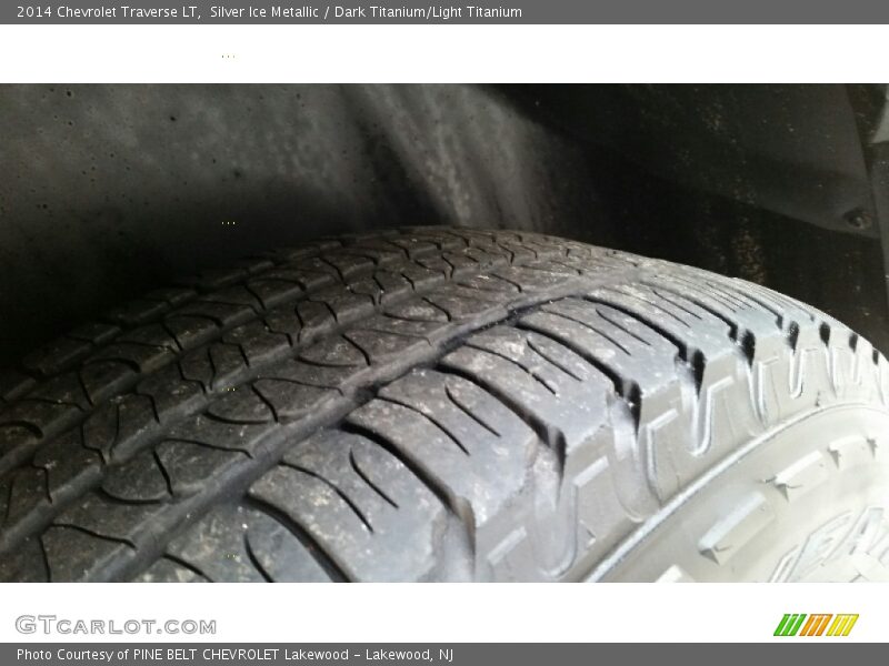 Silver Ice Metallic / Dark Titanium/Light Titanium 2014 Chevrolet Traverse LT