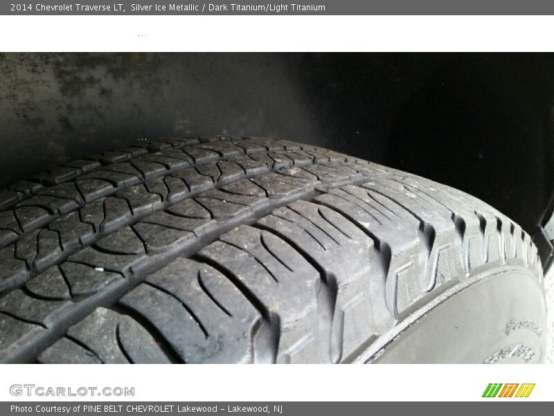Silver Ice Metallic / Dark Titanium/Light Titanium 2014 Chevrolet Traverse LT