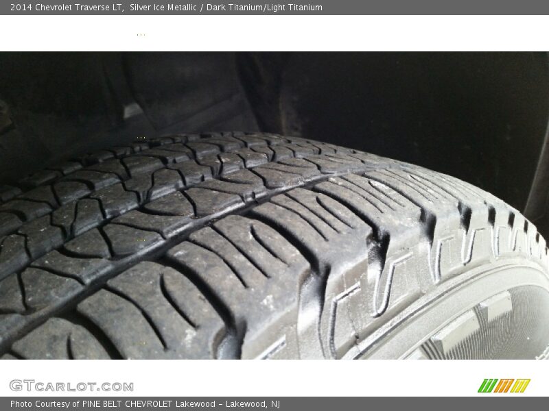 Silver Ice Metallic / Dark Titanium/Light Titanium 2014 Chevrolet Traverse LT