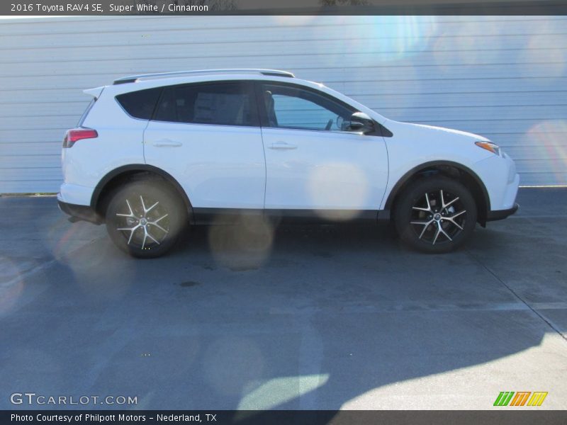 Super White / Cinnamon 2016 Toyota RAV4 SE