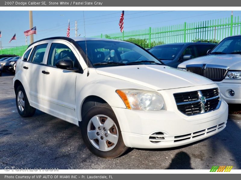 Front 3/4 View of 2007 Caliber SE