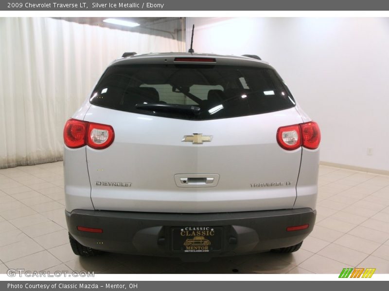 Silver Ice Metallic / Ebony 2009 Chevrolet Traverse LT