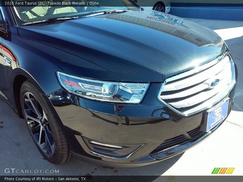 Tuxedo Black Metallic / Dune 2015 Ford Taurus SEL