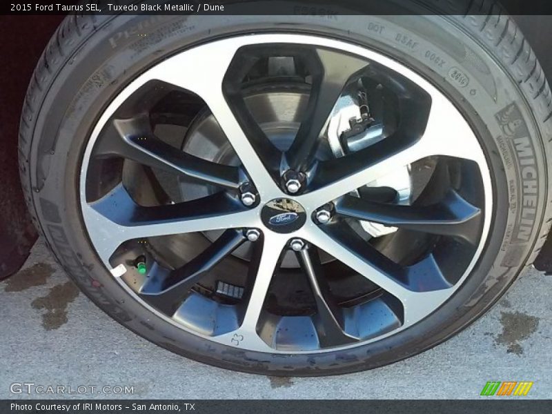 Tuxedo Black Metallic / Dune 2015 Ford Taurus SEL