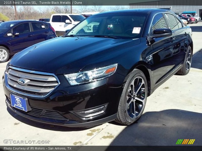 Tuxedo Black Metallic / Dune 2015 Ford Taurus SEL