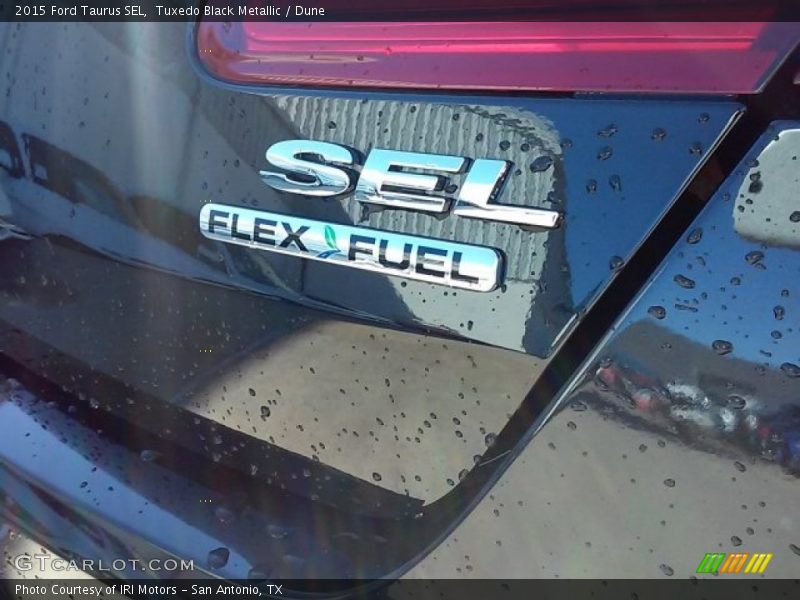 Tuxedo Black Metallic / Dune 2015 Ford Taurus SEL