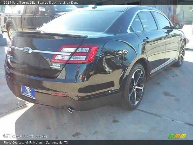 Tuxedo Black Metallic / Dune 2015 Ford Taurus SEL