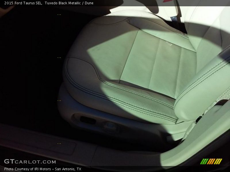 Tuxedo Black Metallic / Dune 2015 Ford Taurus SEL