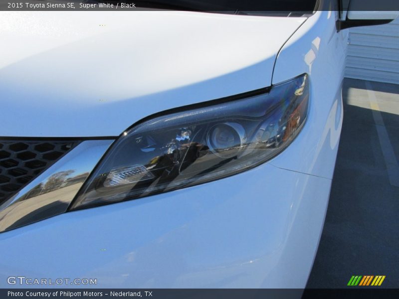 Super White / Black 2015 Toyota Sienna SE