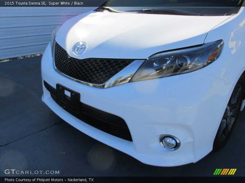 Super White / Black 2015 Toyota Sienna SE