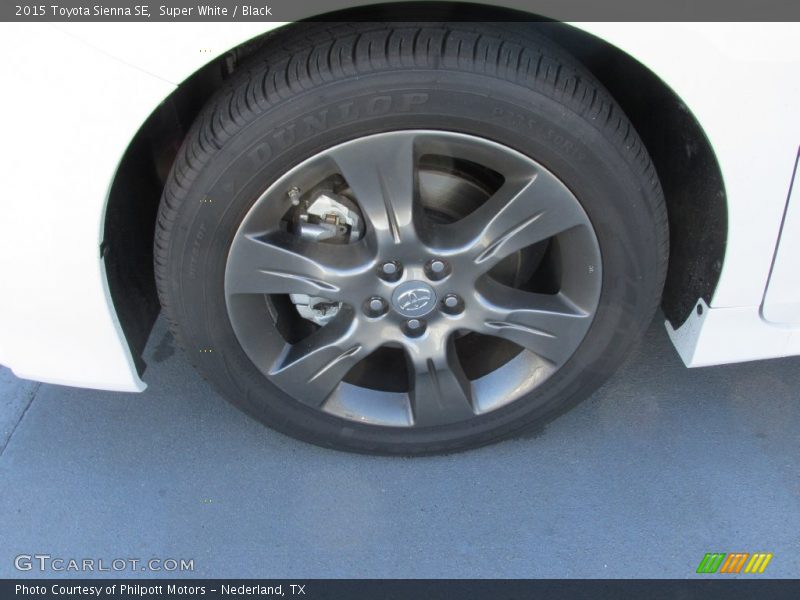 Super White / Black 2015 Toyota Sienna SE
