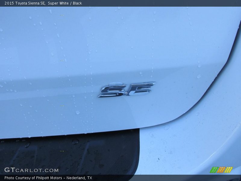 Super White / Black 2015 Toyota Sienna SE