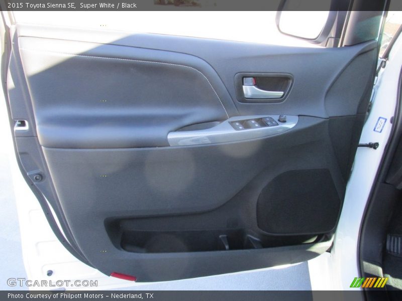 Super White / Black 2015 Toyota Sienna SE