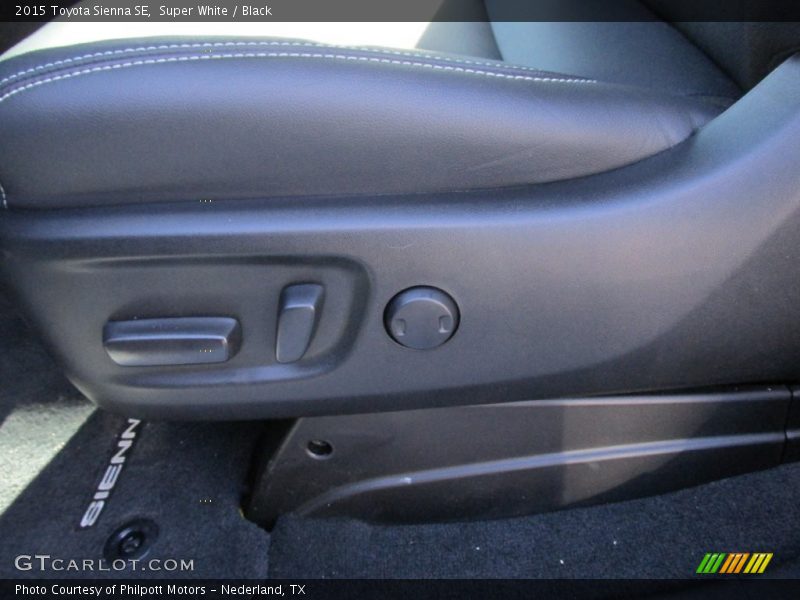 Super White / Black 2015 Toyota Sienna SE