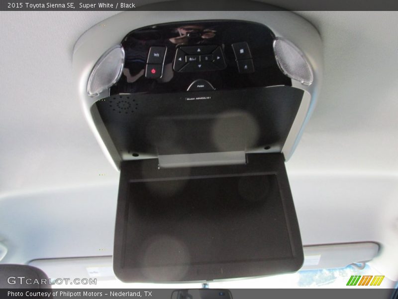 Super White / Black 2015 Toyota Sienna SE