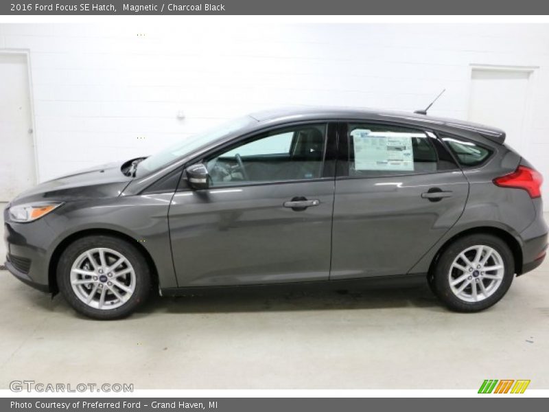 Magnetic / Charcoal Black 2016 Ford Focus SE Hatch