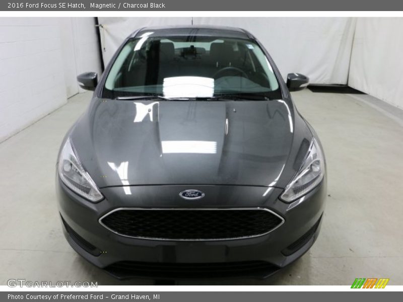Magnetic / Charcoal Black 2016 Ford Focus SE Hatch