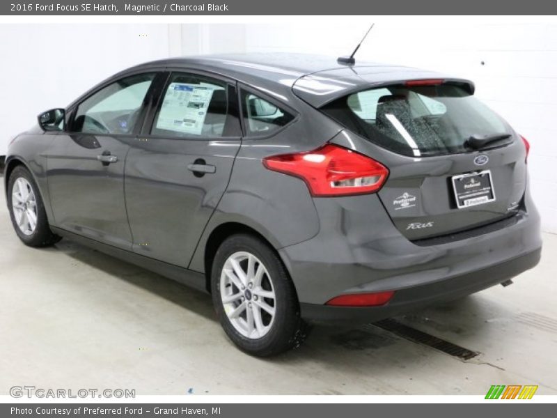 Magnetic / Charcoal Black 2016 Ford Focus SE Hatch