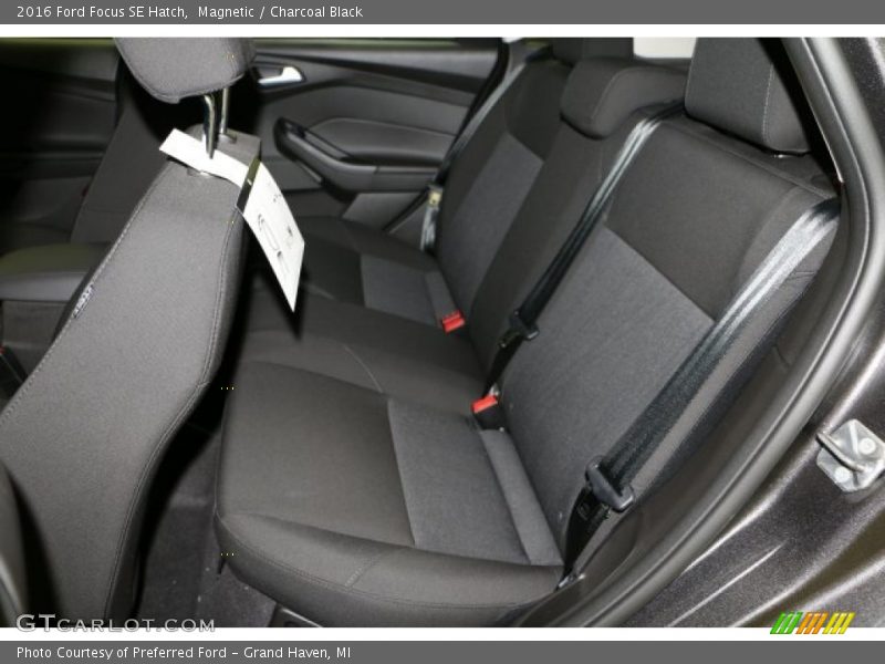 Magnetic / Charcoal Black 2016 Ford Focus SE Hatch
