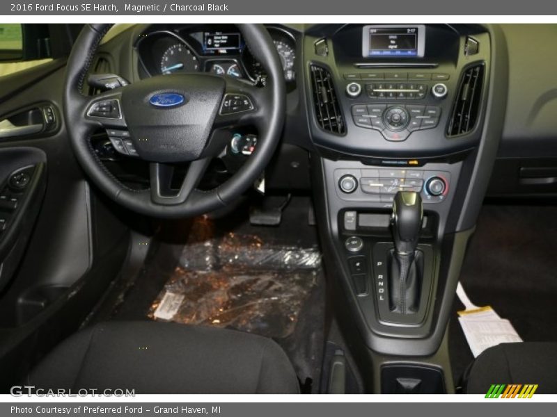 Magnetic / Charcoal Black 2016 Ford Focus SE Hatch