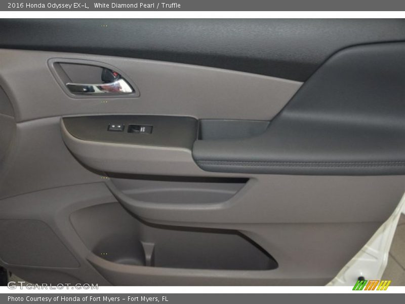White Diamond Pearl / Truffle 2016 Honda Odyssey EX-L