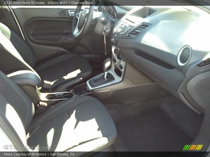 Oxford White / Charcoal Black 2016 Ford Fiesta SE Sedan