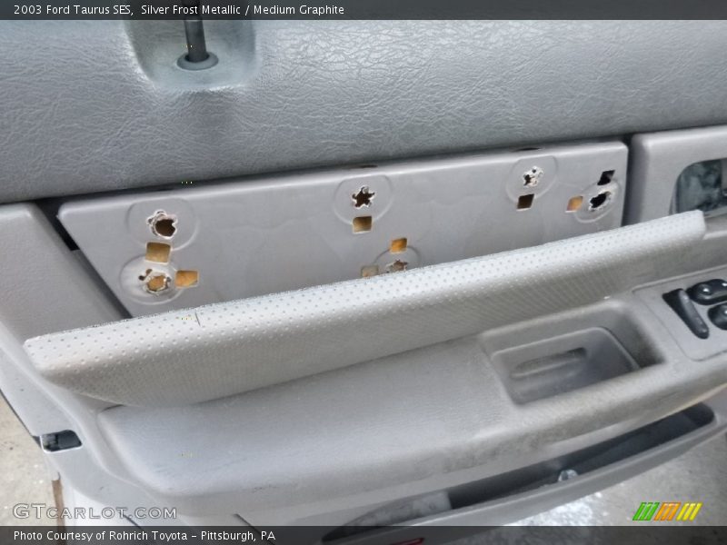 Silver Frost Metallic / Medium Graphite 2003 Ford Taurus SES