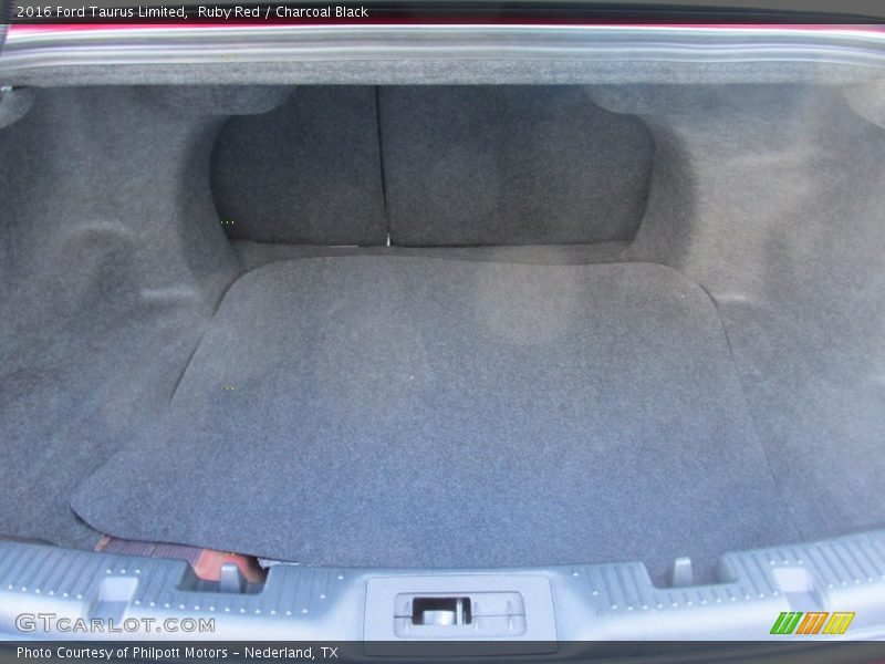  2016 Taurus Limited Trunk