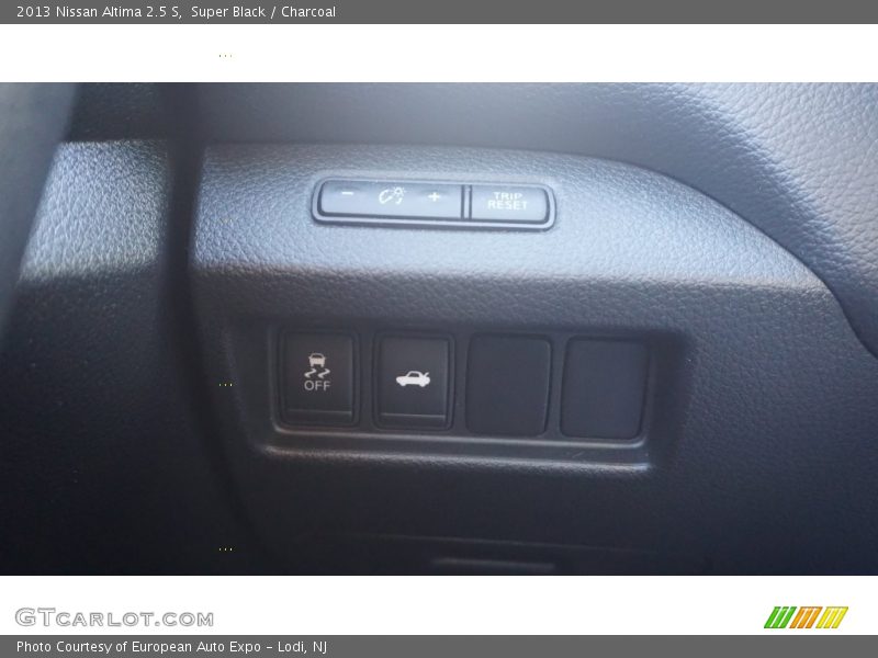 Super Black / Charcoal 2013 Nissan Altima 2.5 S