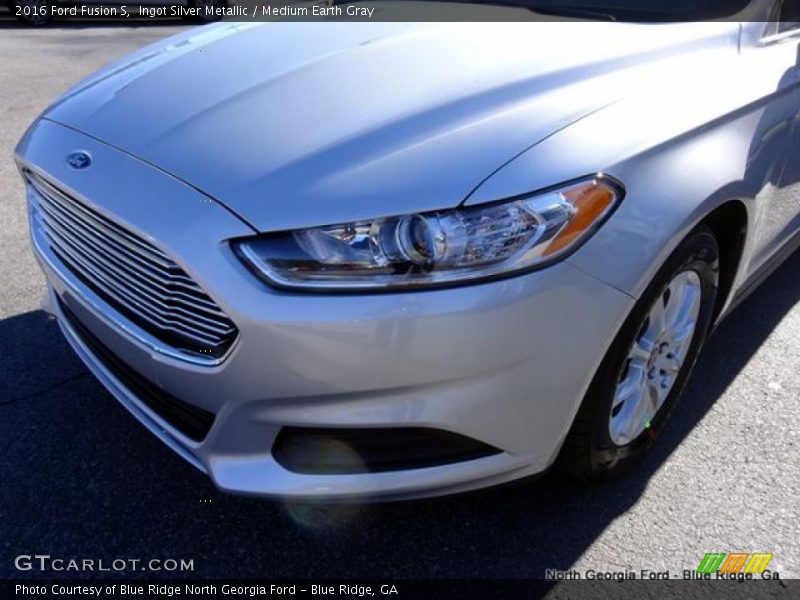 Ingot Silver Metallic / Medium Earth Gray 2016 Ford Fusion S