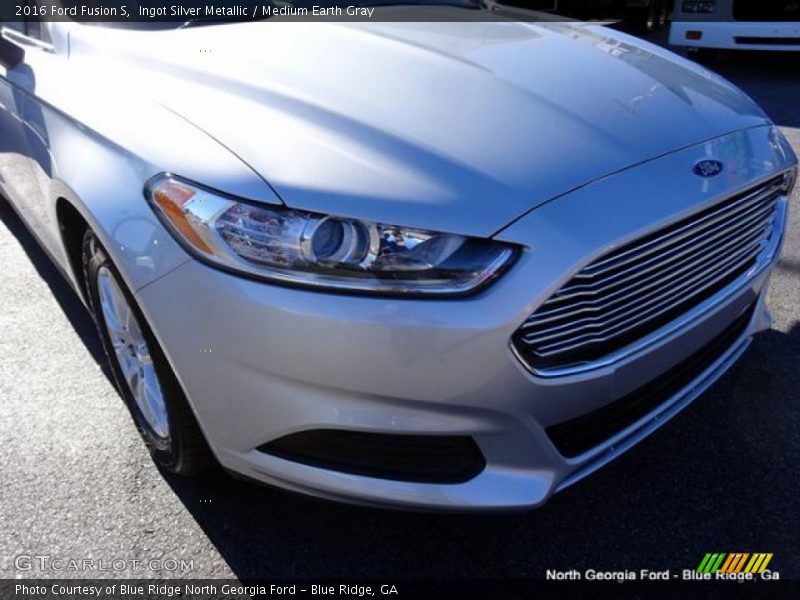 Ingot Silver Metallic / Medium Earth Gray 2016 Ford Fusion S