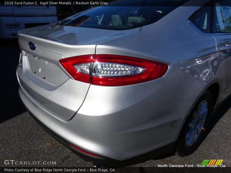 Ingot Silver Metallic / Medium Earth Gray 2016 Ford Fusion S