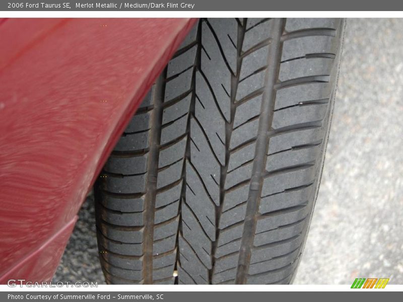 Merlot Metallic / Medium/Dark Flint Grey 2006 Ford Taurus SE
