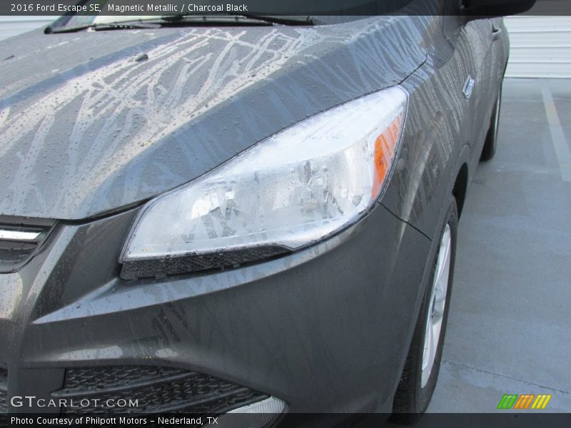 Magnetic Metallic / Charcoal Black 2016 Ford Escape SE