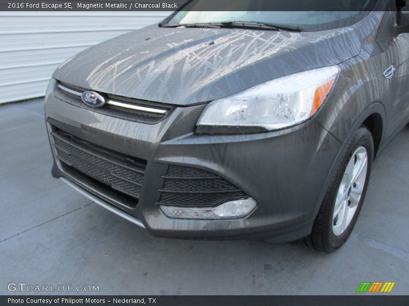 Magnetic Metallic / Charcoal Black 2016 Ford Escape SE