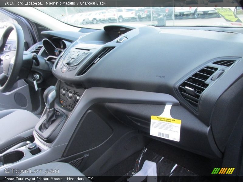 Magnetic Metallic / Charcoal Black 2016 Ford Escape SE