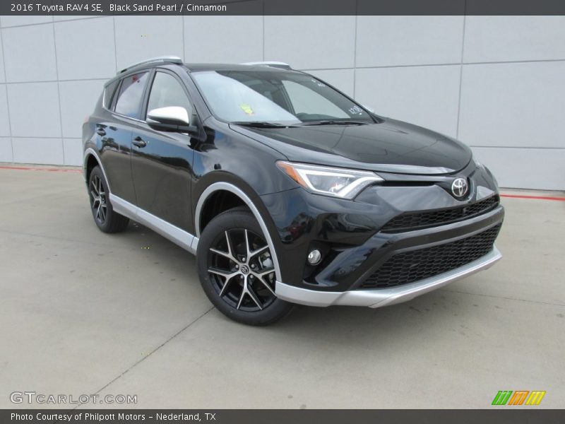 Front 3/4 View of 2016 RAV4 SE