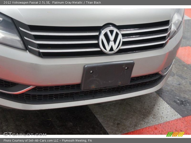 Platinum Gray Metallic / Titan Black 2012 Volkswagen Passat 2.5L SE