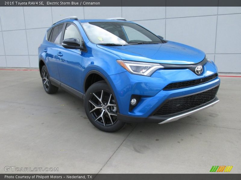 Front 3/4 View of 2016 RAV4 SE