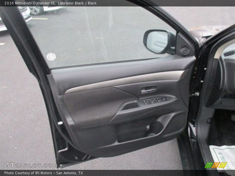 Labrador Black / Black 2016 Mitsubishi Outlander SE