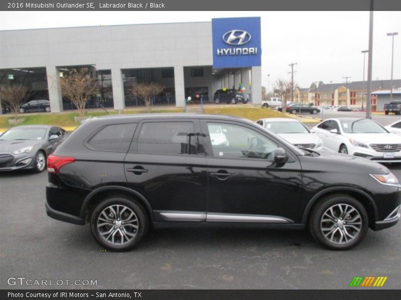 Labrador Black / Black 2016 Mitsubishi Outlander SE