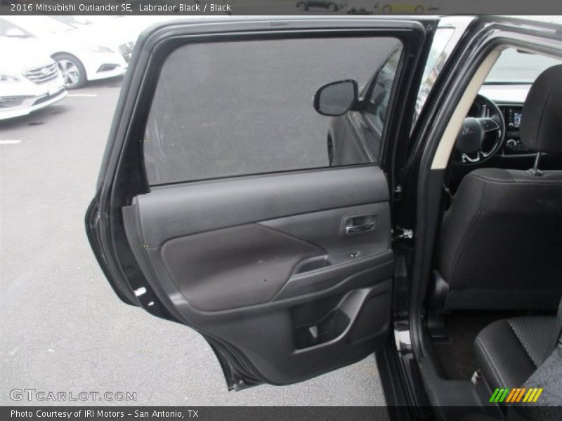 Labrador Black / Black 2016 Mitsubishi Outlander SE