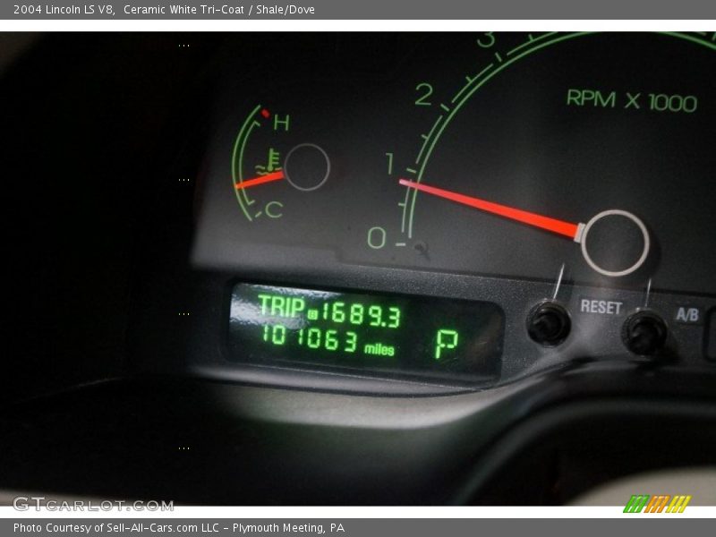 Ceramic White Tri-Coat / Shale/Dove 2004 Lincoln LS V8