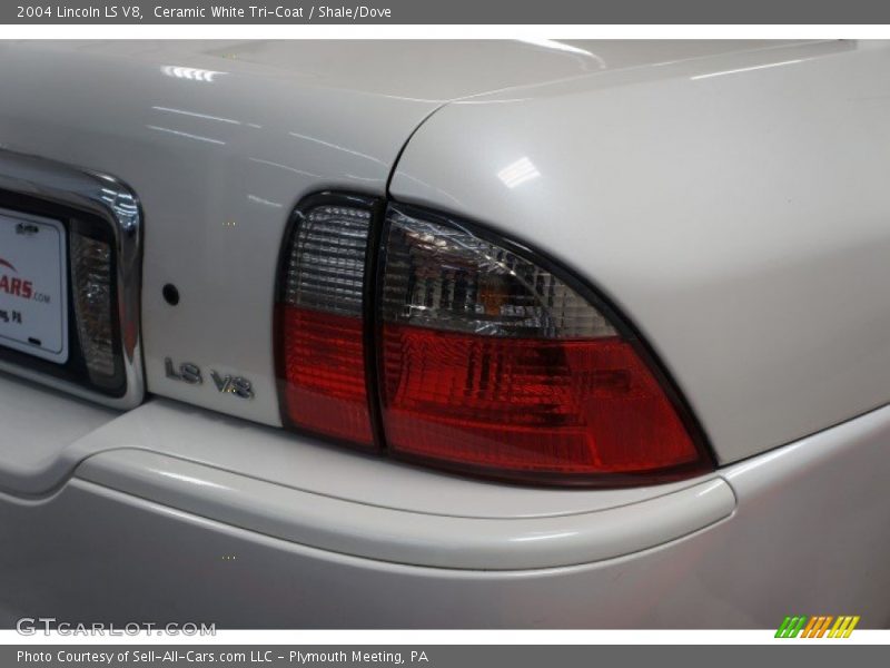 Ceramic White Tri-Coat / Shale/Dove 2004 Lincoln LS V8