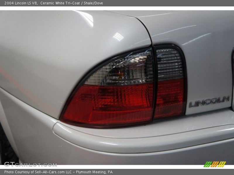 Ceramic White Tri-Coat / Shale/Dove 2004 Lincoln LS V8