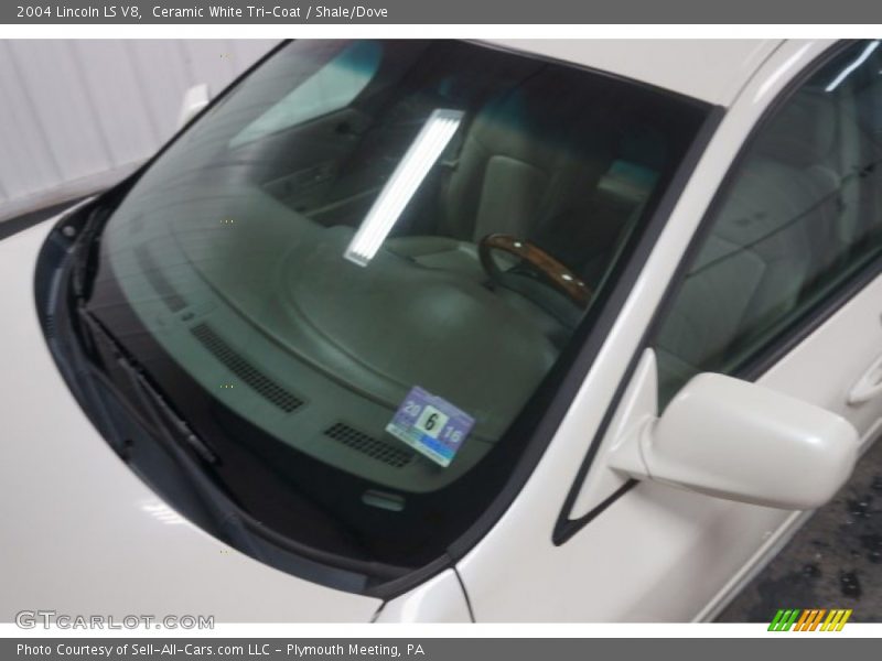 Ceramic White Tri-Coat / Shale/Dove 2004 Lincoln LS V8